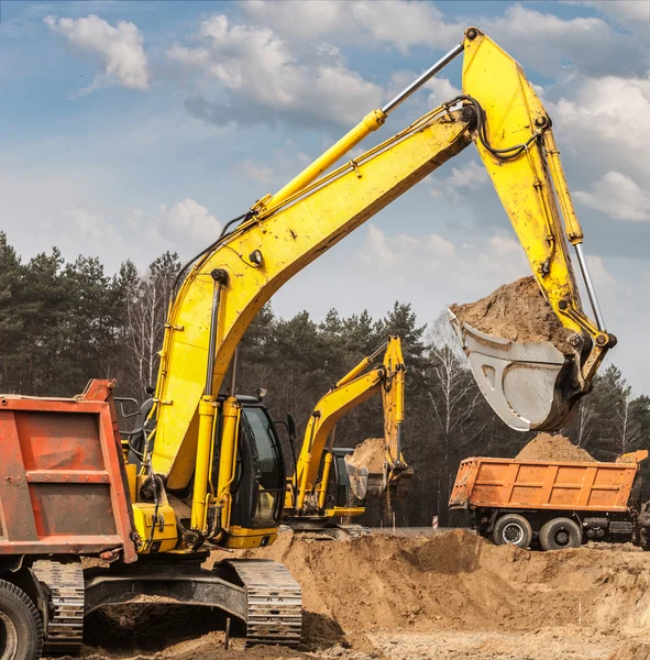 Yaweh-6-excavators-ship-sand-in-trucks.jpg